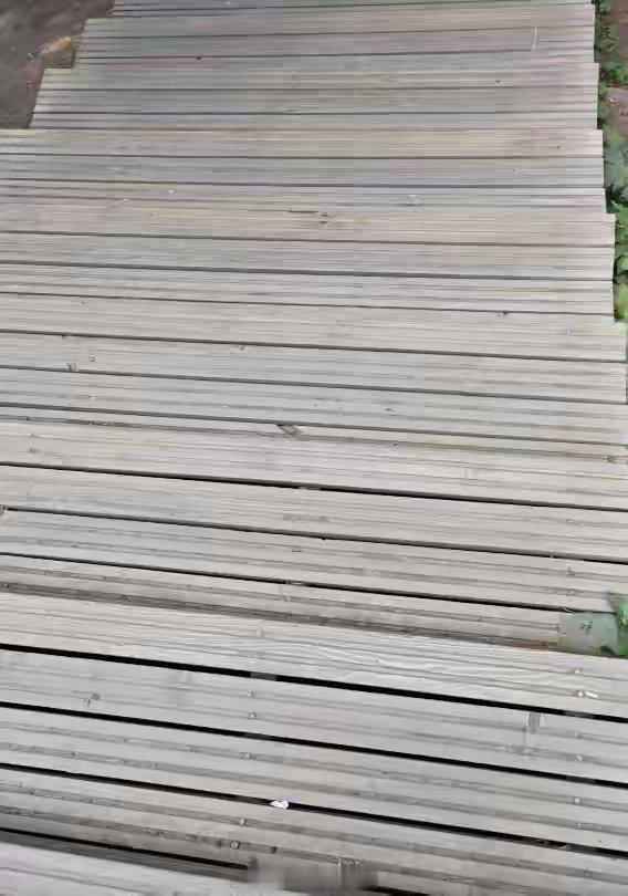 赛里木湖条纹台阶被吐槽易踏空景区下山台阶让人眼花！网友：好多景区都这样，一不留心