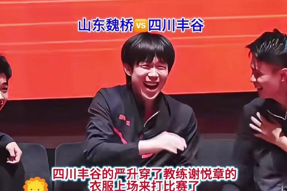 看热闹不嫌事大的出勤老师，笑得“褶子”都出来了，跟小媳妇准备“骂街”前的动作