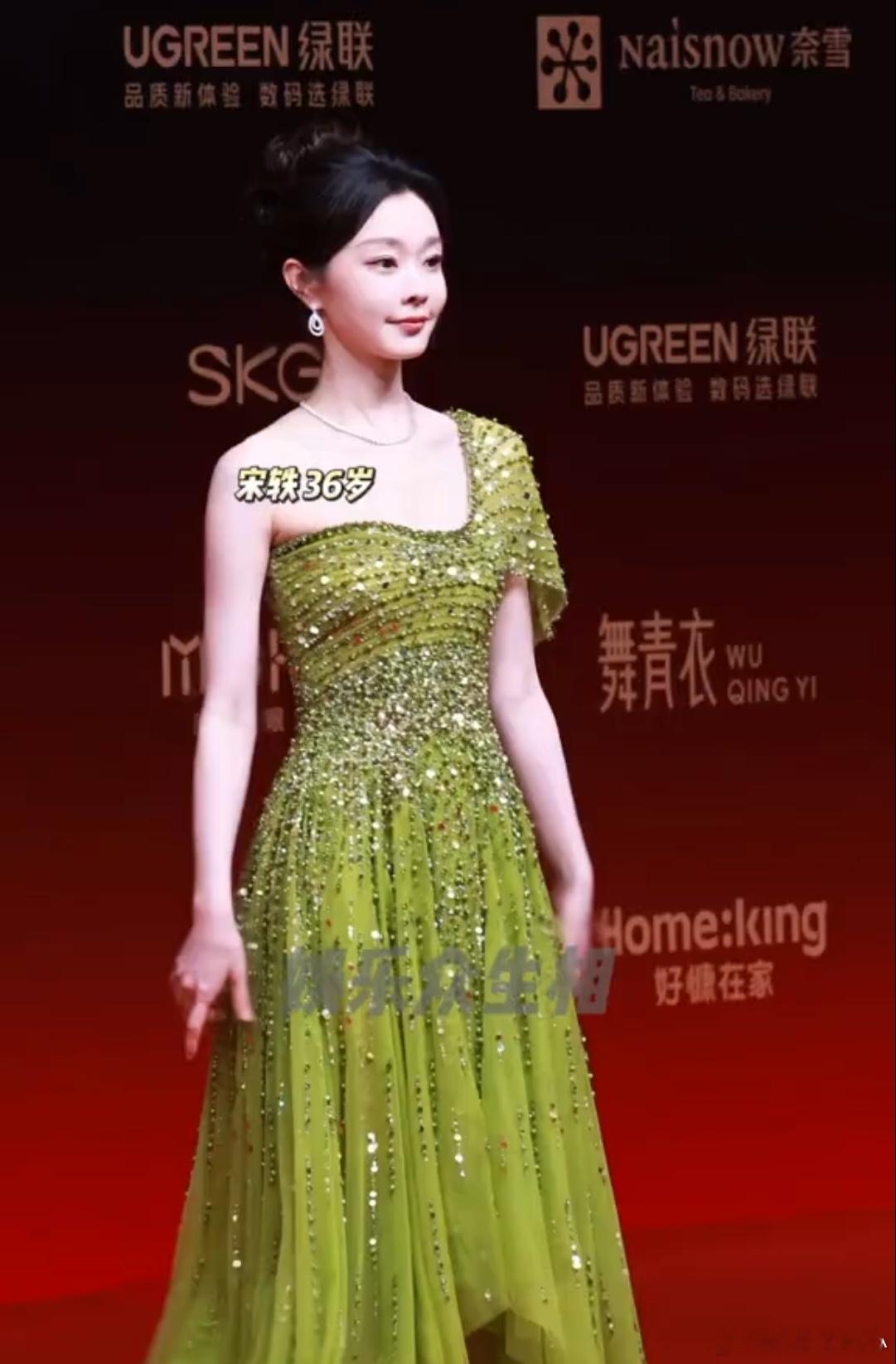 她是不是胖了一点，变得更好看了，之前瘦的干扁扁的虽然36岁但很灵动，虽然瘦但精