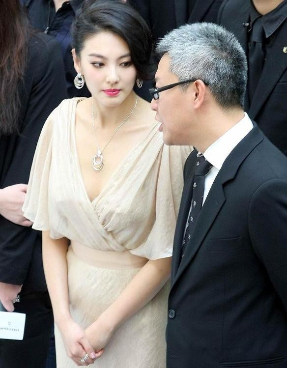 张雨绮身材棒颜值高，气质超迷人。宁静还夸她有肉香，这魅力真让人难以抵挡