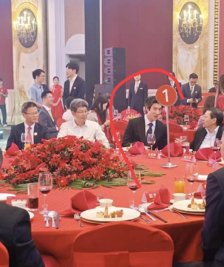 宇树科技晚会，感觉王力宏地位很稳。他吃饭的时候也在主位，旁边还有一块竖起来的招