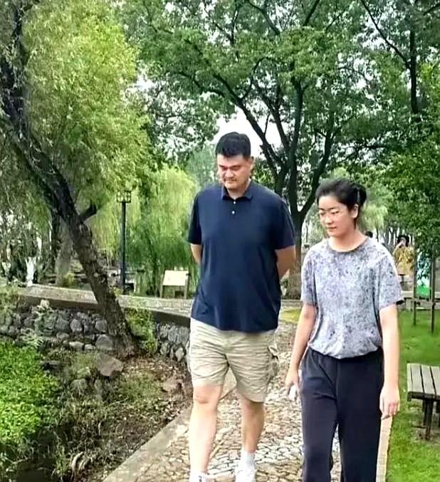 上海机场，姚明旁边站着个姑娘，身高快到他肩膀了，路人一看，这不是“女版姚明”嘛！