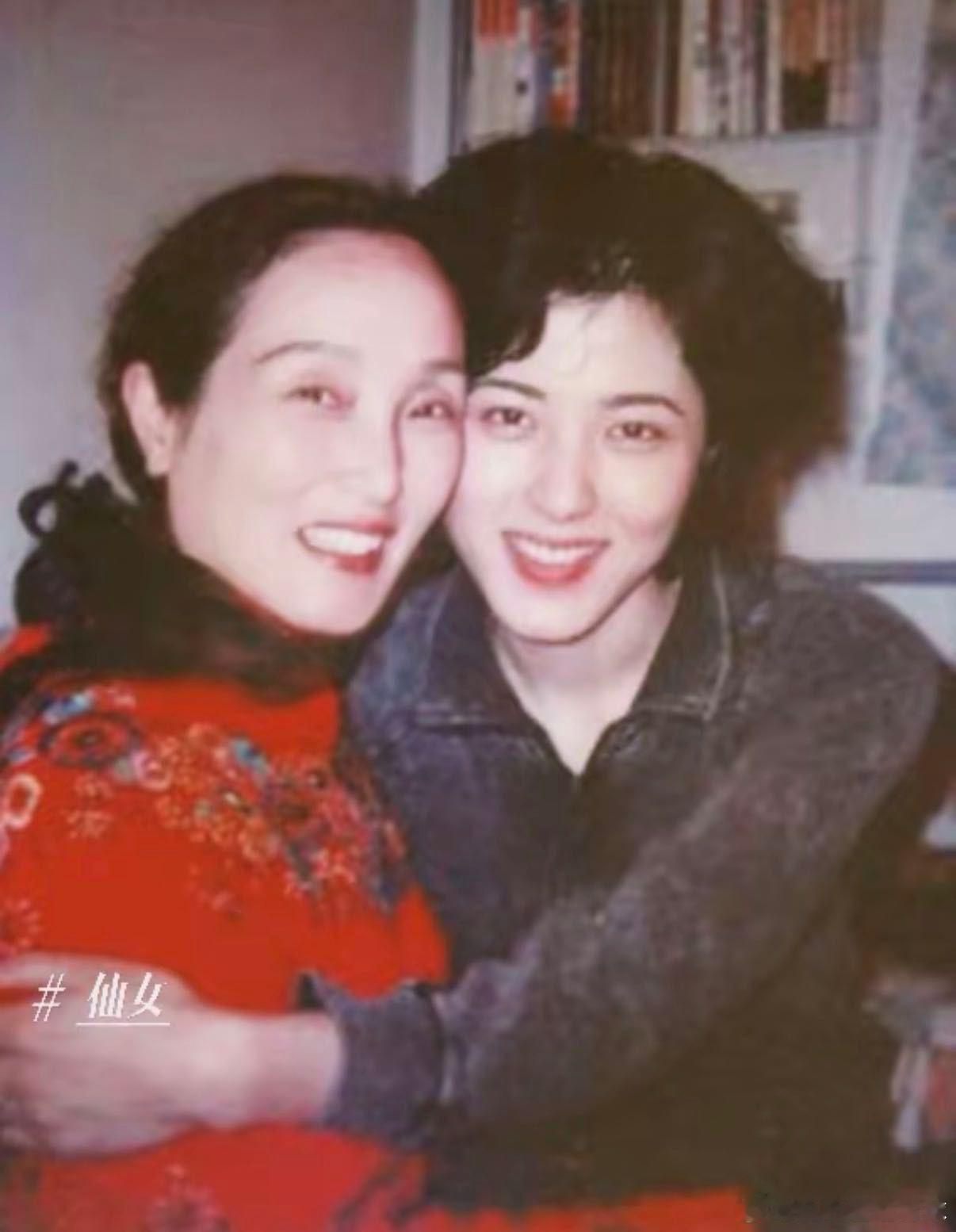 曾黎晒母亲1998年写给自己的信见字如面，纸短情长。在那个没有秒回的年代，一笔一