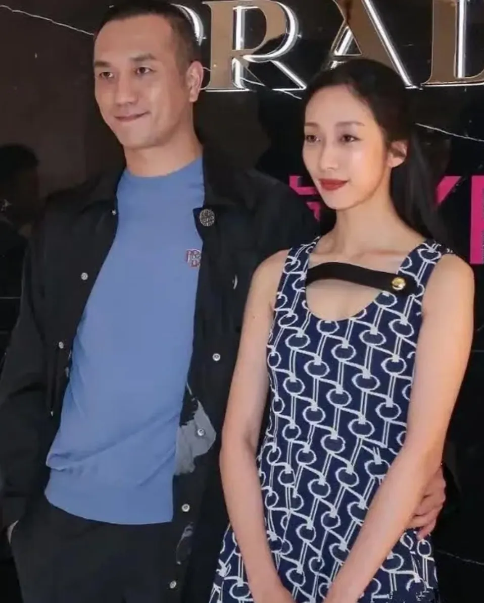 《藏海传》演员黄觉说，我和徐静蕾同居分手后，在37岁时，认识了23岁的女网友，她