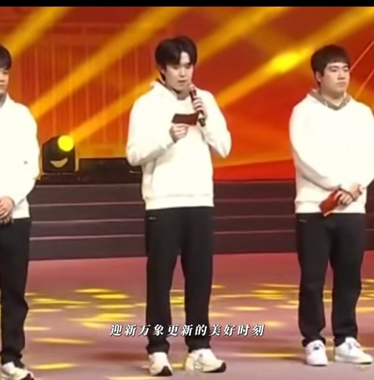 哎呀！元旦还没到，王楚钦已经提前祝我新年快乐！阖家幸福！万事如意了[呲牙笑]20