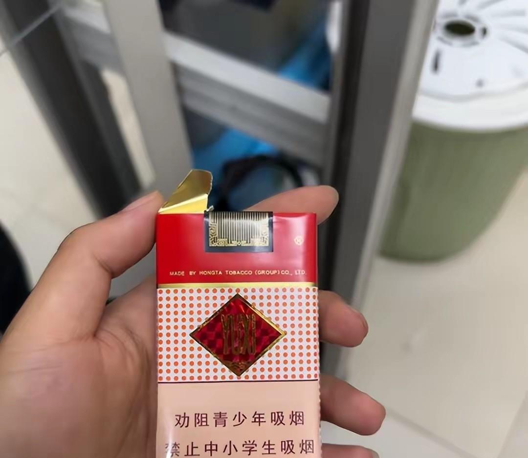 前些天我去楼下超市买了十条玉溪烟办喜事。散装23一盒，整条210，总共花了210