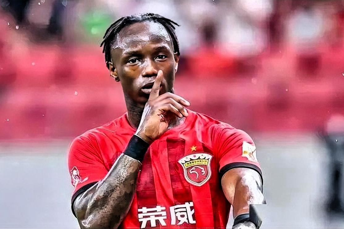 1. 伤病频发完全沦为“无效引援”：2025赛季卡隆仅代表蓉城出场5次，累计登场