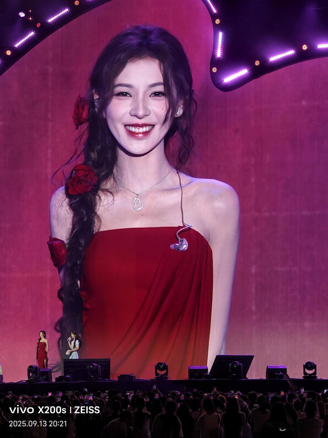 太绝了！张予曦+大屏美到心巴上直接被大屏里的美女惊艳到！当大屏亮起来……