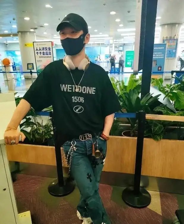 网友机场偶遇黄晓明，浑身上下全是链子手表，像移动广告牌。