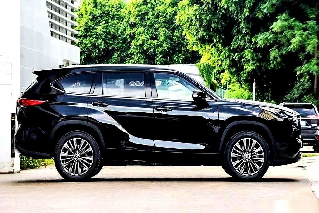 一台奥迪Q5，一台汉兰达，就这么赤裸裸地摆在你面前。这哪是选车啊。这他妈是在