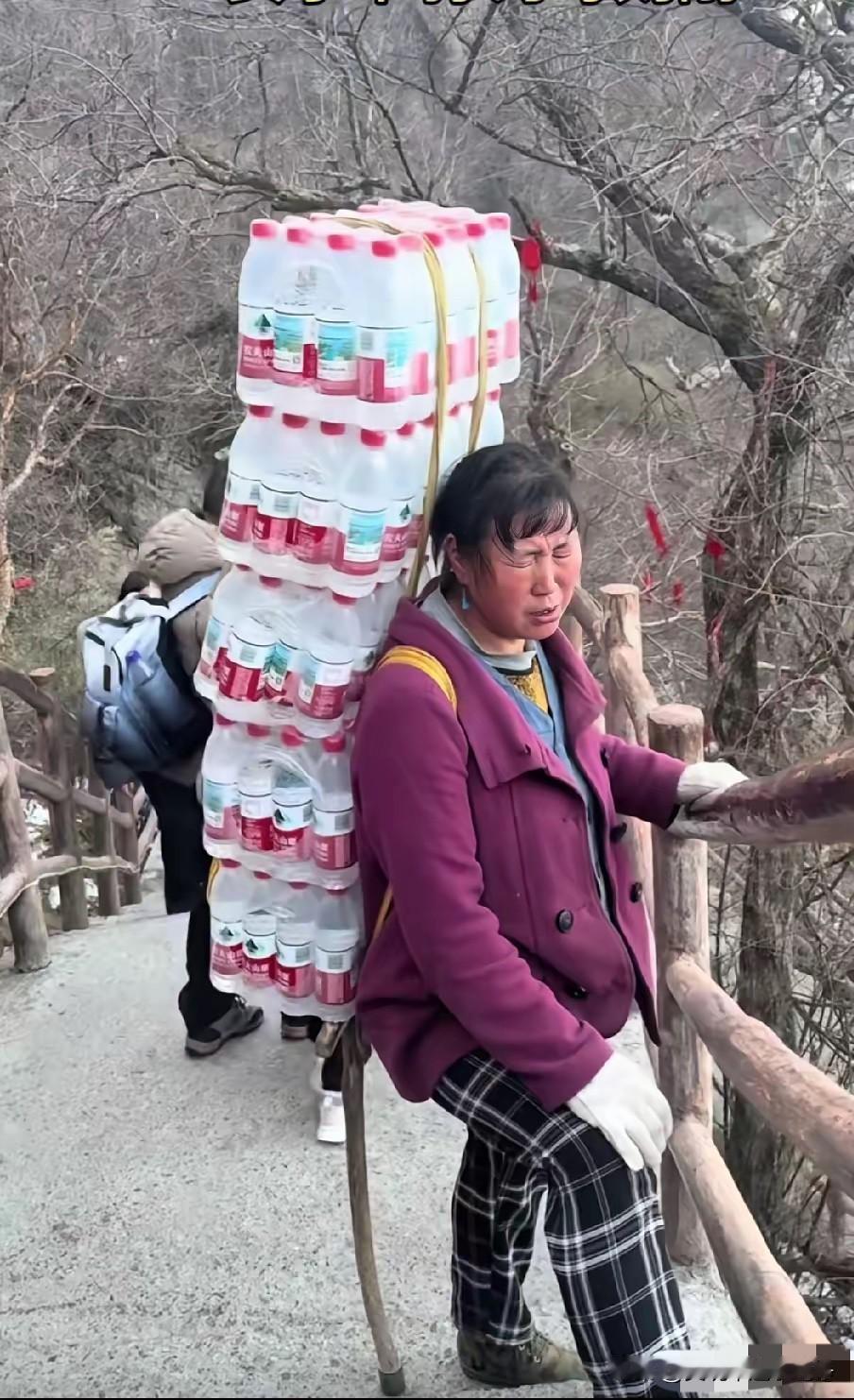 一个背水登山大姐让我惊叹不已[哭哭]！​大姐年龄不小了，身体丰满，面色黝黑，背