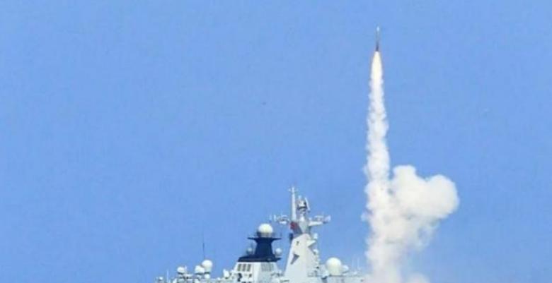 055配备200多枚导弹，假如海战爆发，导弹打完了该咋办？实不相瞒，055打完导