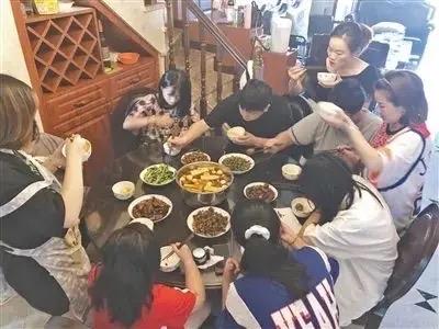 江西“宇宙舅舅”爆红！20多个外甥围堵300斤年猪，网友急了：能撑到过年？江