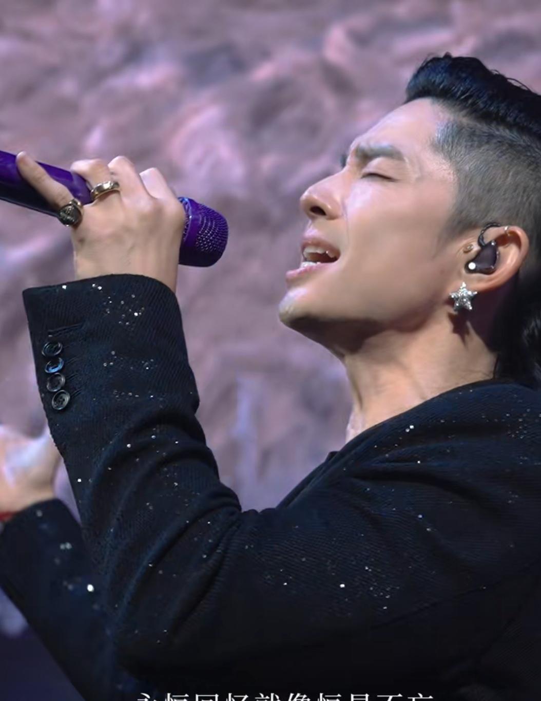 周渝民在台上捏着话筒挤眼时，吴建豪一个转头叹气救了他。你看清楚了：二十年时间差