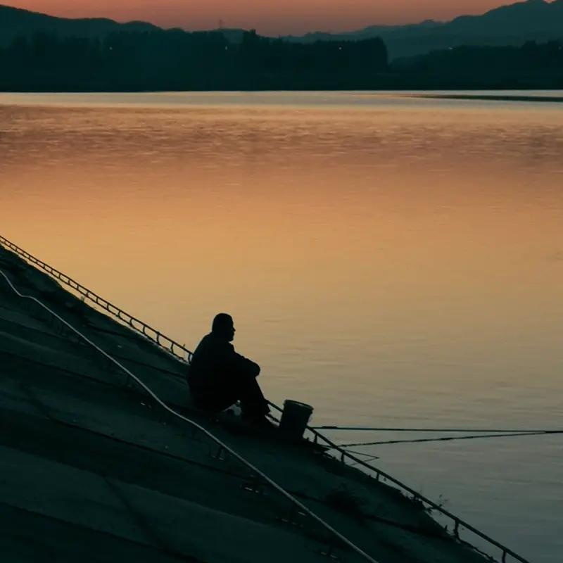 痛心呐！丈夫说出去钓鱼，一天都没回来。电话不接，微信也不回，妻子骑车到钓鱼地一看