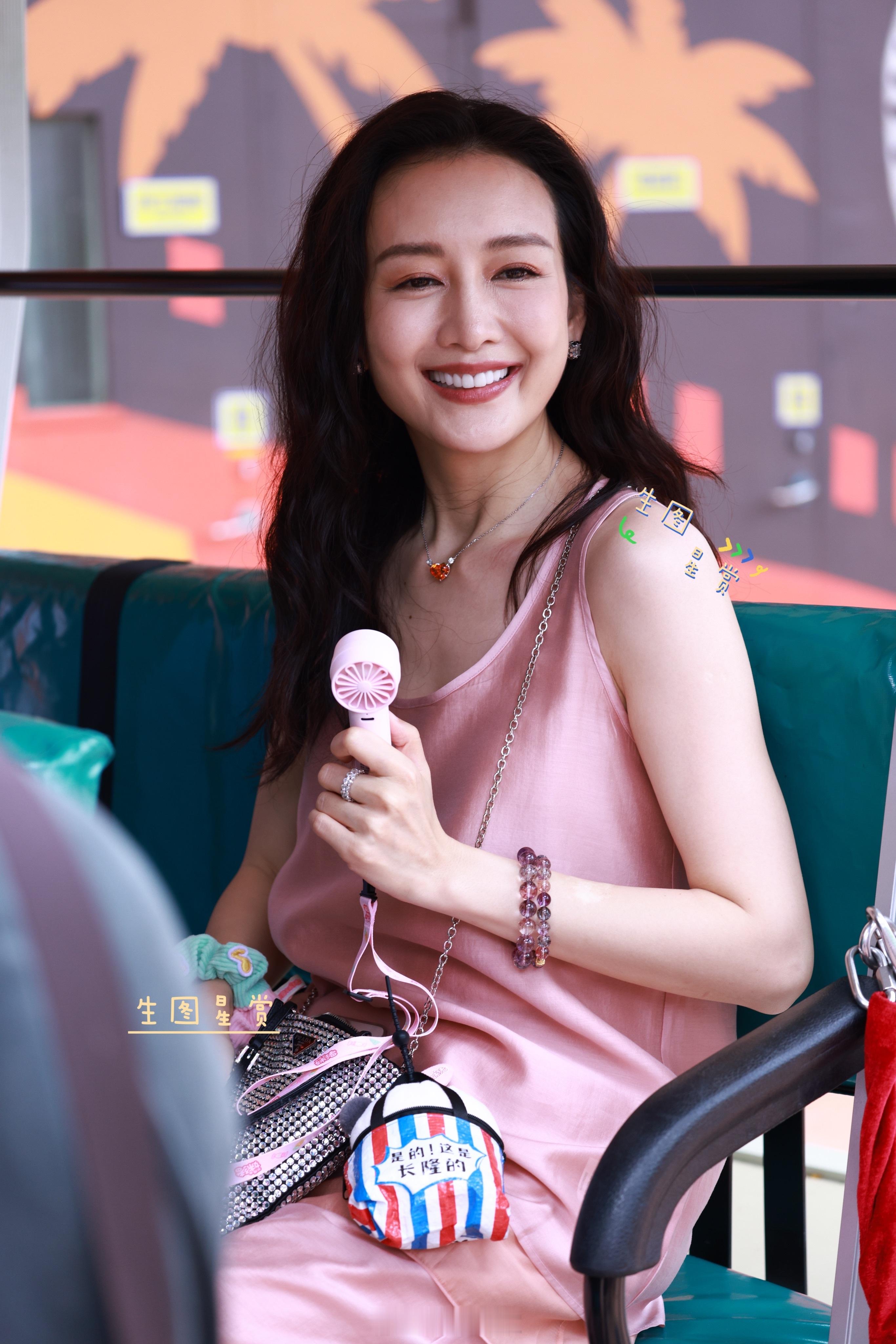 王鸥长隆水上乐园路透，粉色系鸥姐一眼明媚，玩得好开森🔫🌸​​​