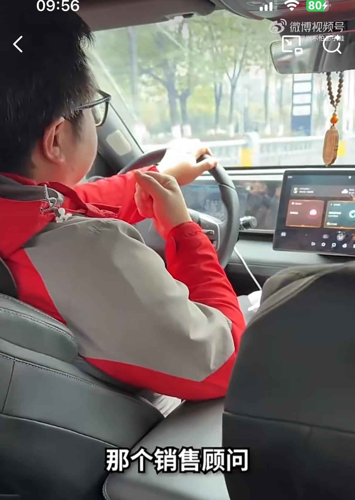 网约车司机庞某4S店免费蹭饭260次被店里拉黑，庞某反而找网红帮助维权，