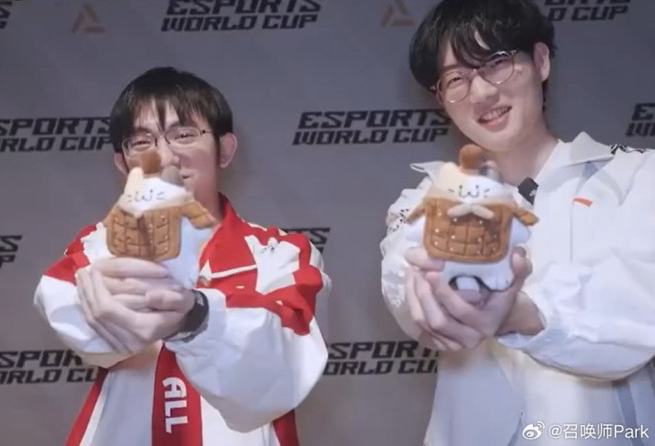 圣枪哥去TES 爱笑迎来369? 爆料人: 今晚有关键选手签约的信息