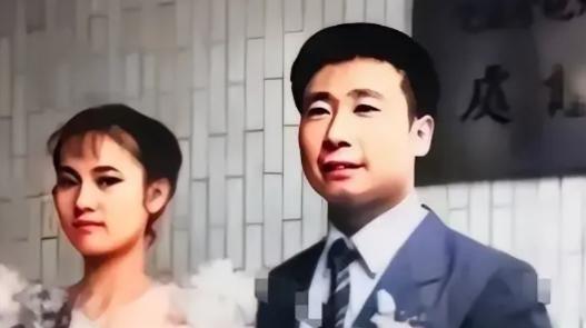 1983年，叛逃到台湾的飞行员王学成结婚了，看着年轻貌美的妻子，王学成笑得满脸灿
