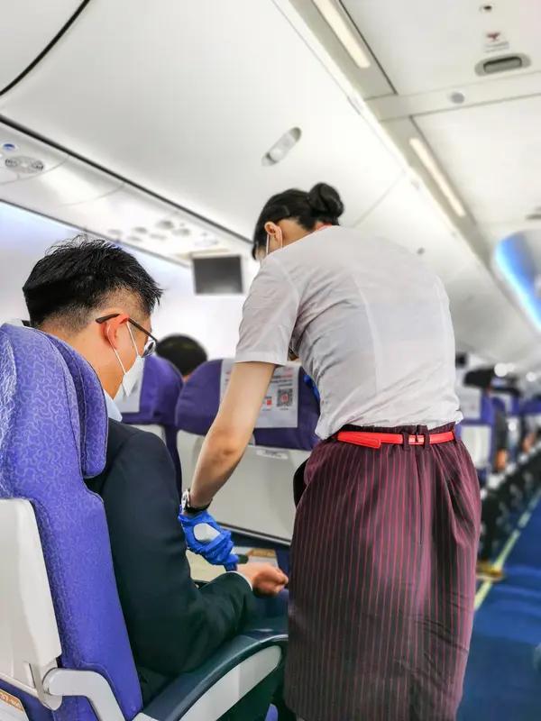 在万米高空中，总有一些温暖会在不经意间降临！最近，这些空姐们的故事着实让人心里暖