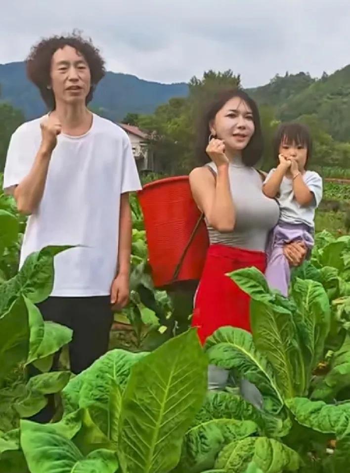 龚玥菲太性感了，不愧是性感尤物。可奇了怪，每次镜头下，宠麦郎正眼都不敢瞅对方