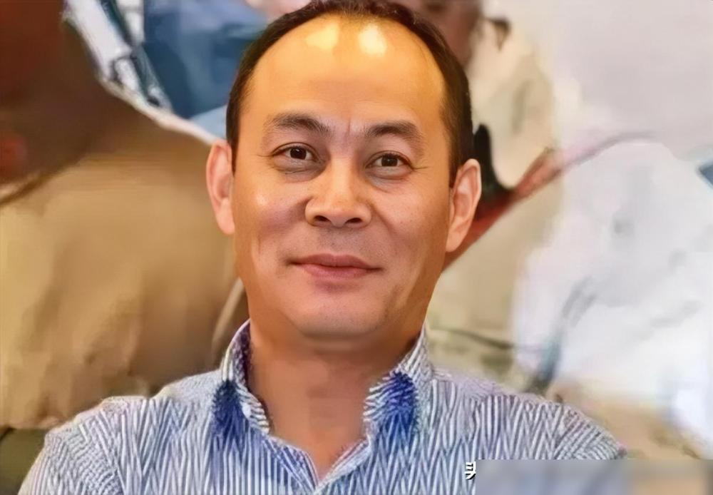 张光北说:“《亮剑》这个剧组特别怪，演男一号的李幼斌跟我是街坊邻居，何政军是我大