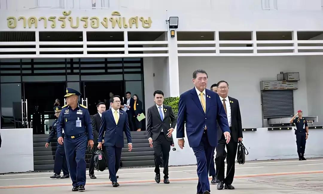 为什么普坦会成为泰国新总理？首先职位顺位到了，原总理佩通坦因为和柬埔寨洪森的通