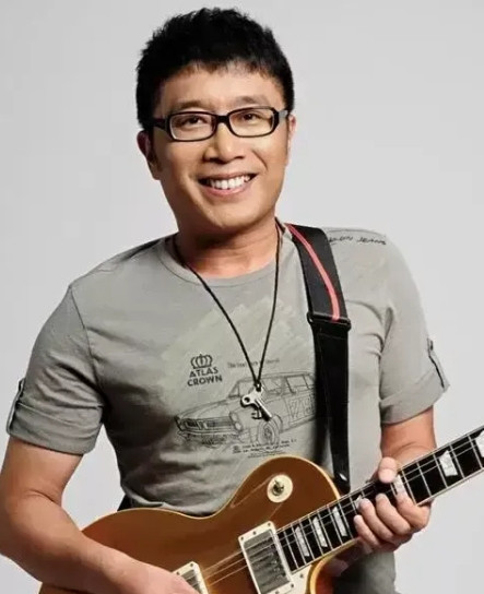 2004年，好友李健非常严肃地劝庞龙：听我的，千万不要唱《两只蝴蝶》，它可能会毁