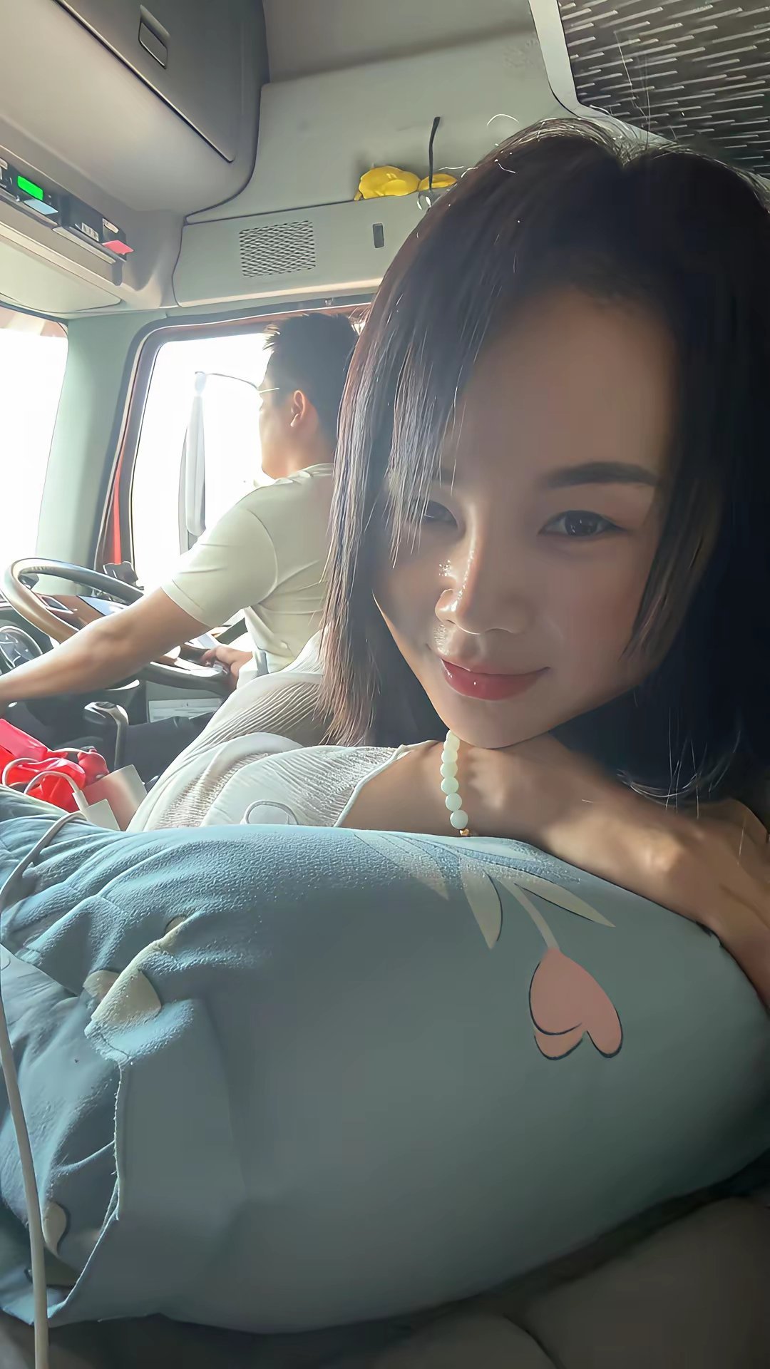 他说他开货车养我，叫我不用上班了，跟了一个月的车胖了五斤😭😭