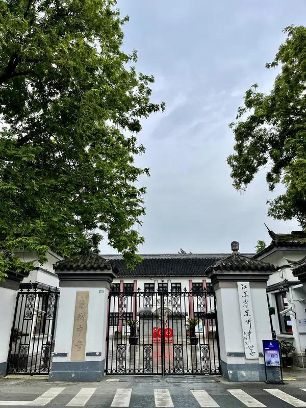 细思极恐！江苏女教师潜伏学校23年，真实身份曝光让家长脊背发凉刷到这条新闻时