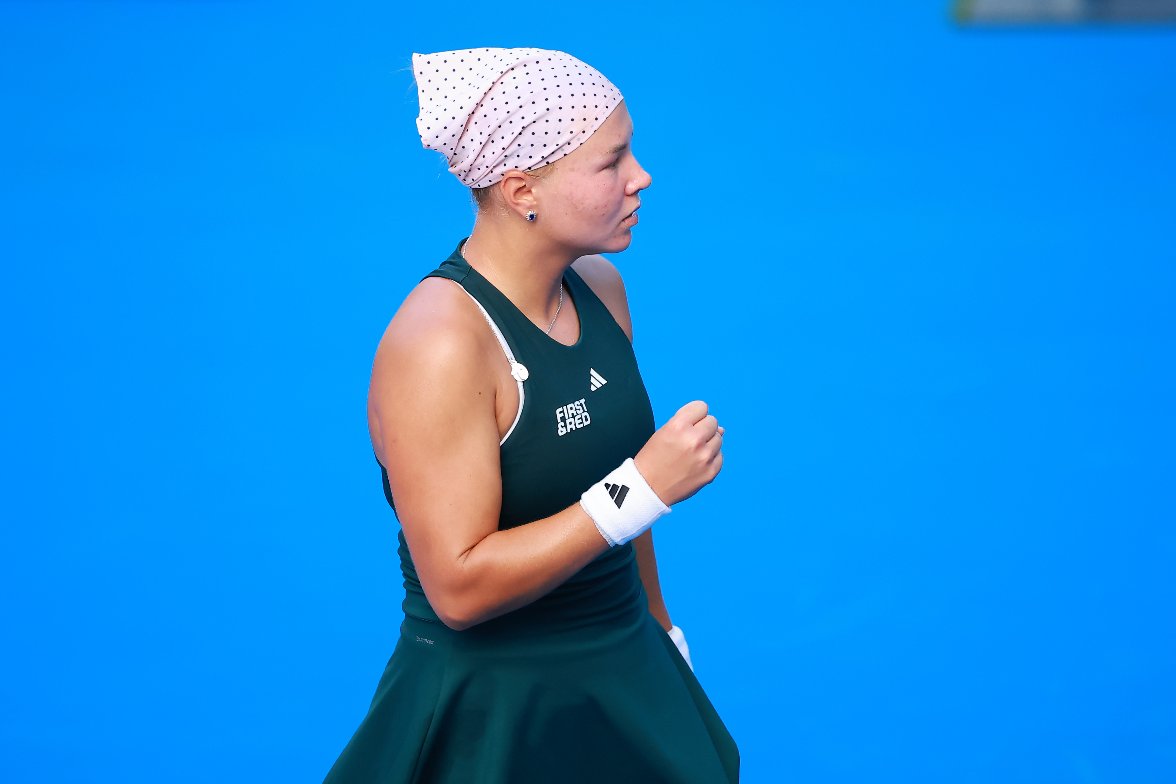 WTA500蒙特雷站第二轮，3号种子施耐德以7-6(3)6-1击败拉克西莫娃，