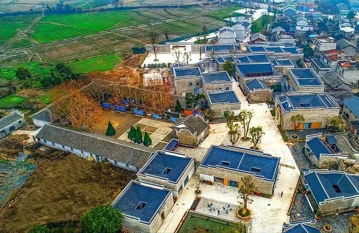 1982年的盛夏，江西南昌安义县长埠乡的田间地头暑气蒸腾。当地农民龚声汉吃过早饭