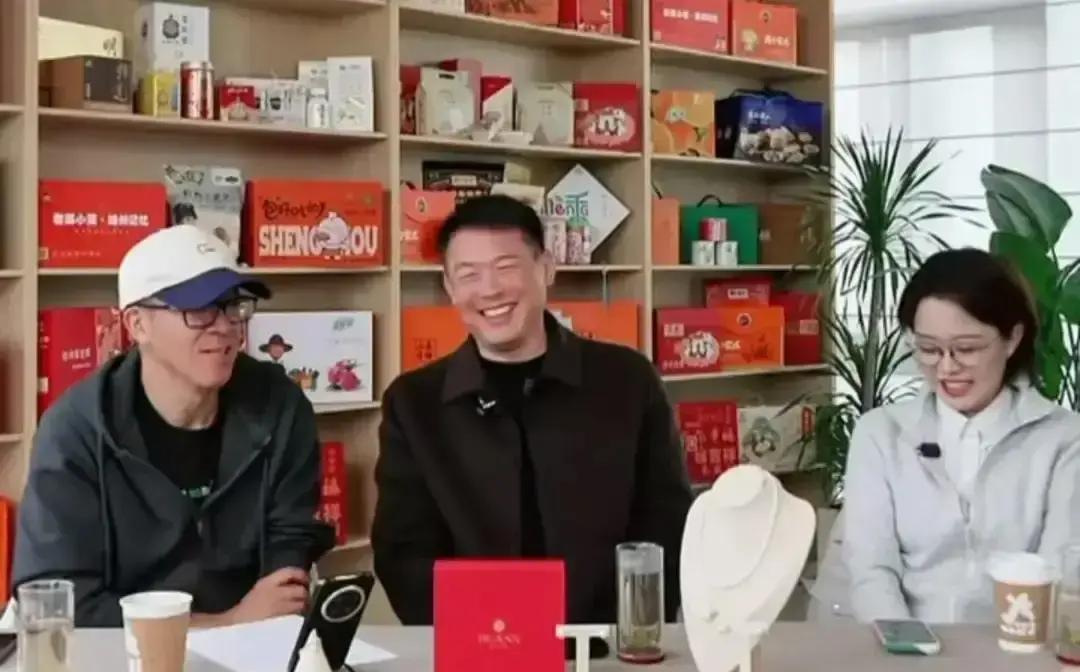 俞敏洪在直播间吼“再卖不动，团队全走人”，这句话排练了三次。这不是失控，是设计