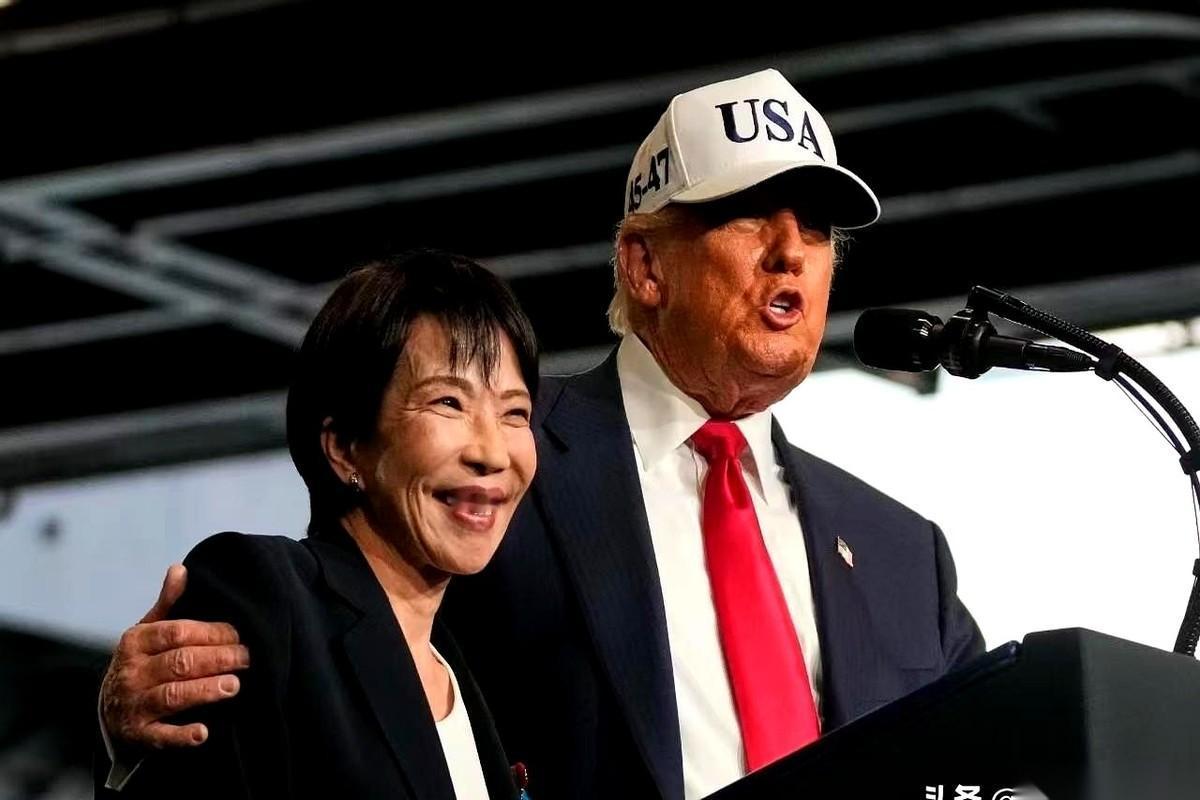 日本政坛这出戏，最有意思的，不是高市早苗本人，而是背后那个递条子的人，好像换了。