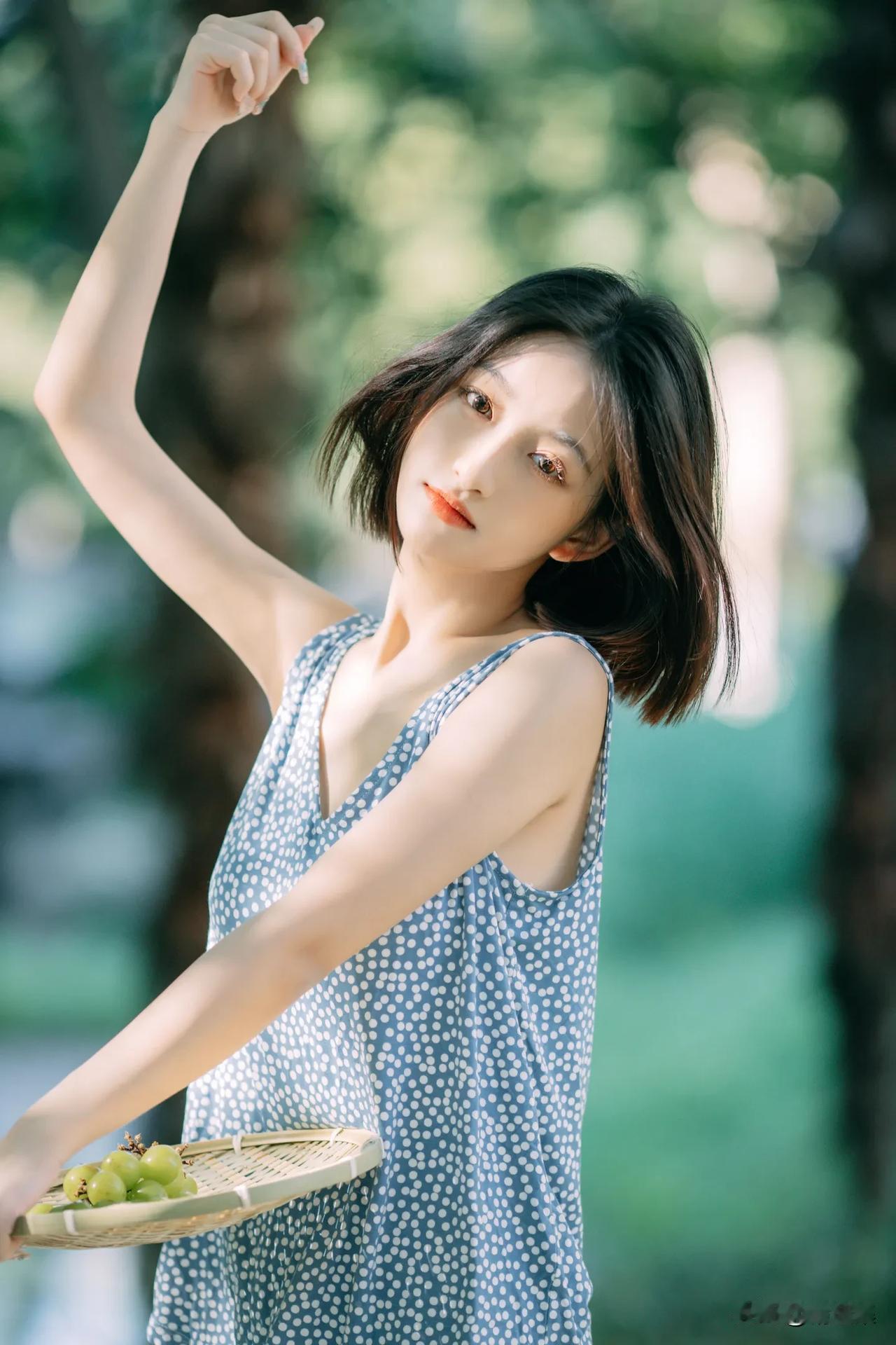 夏日清新少女，绿意盎然中享受自然时光