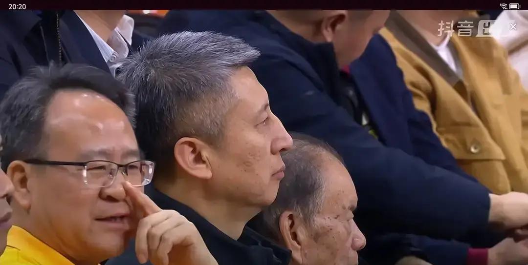 镜头切开直播画面，刻意绕过他的正脸。郭士强在教练席“消失”了整整三节。转播导