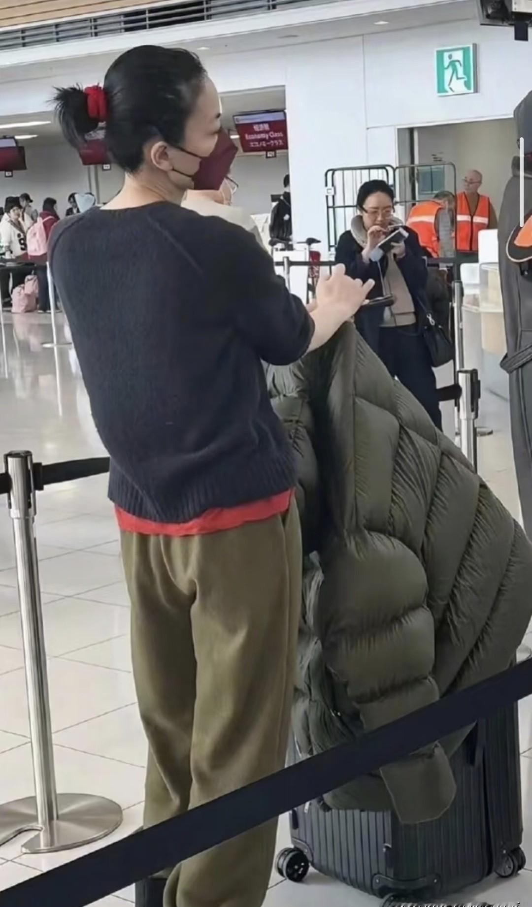 那些说王菲“显老”的人，根本没看懂这张照片最狠的地方。她没遮没挡，穿着运动服，