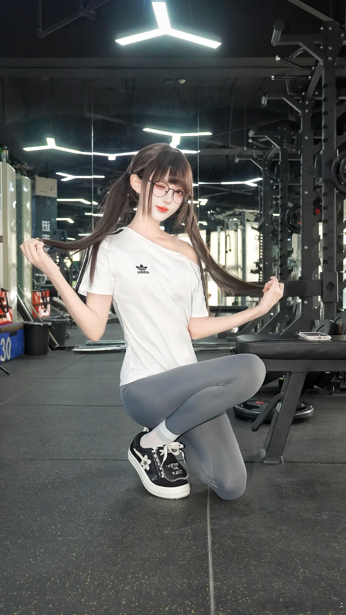 健身房里的瑜伽裤少女！​​​
