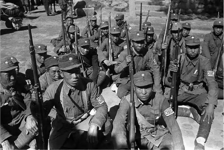1939年，八路军一场高级干部会议，村口居然架起了两挺压满子弹的重机枪，枪口对准