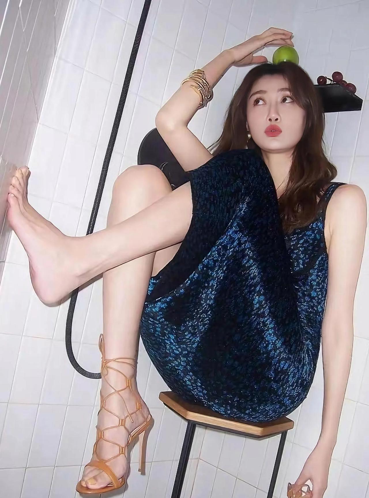 李斯羽，美腿玉足，足够美