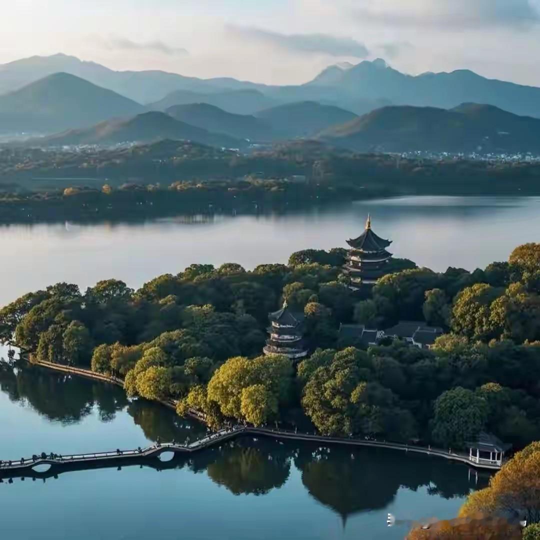 西湖VS玄武湖：杭州的水，为何比南京更“活”？水，是城市的灵魂。杭州有西