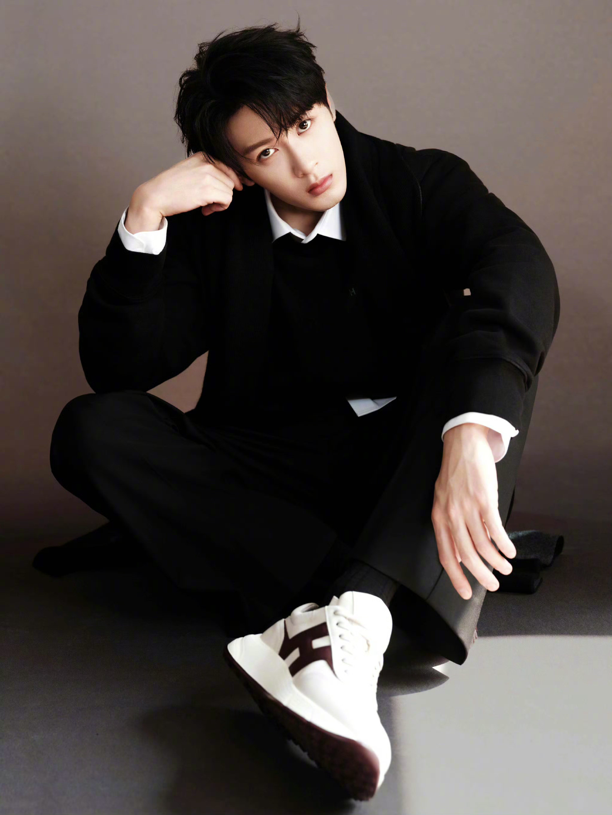 檀健次inHOGAN📷在尖叫之夜开始前，先来一组活动造型，简约轻松的风