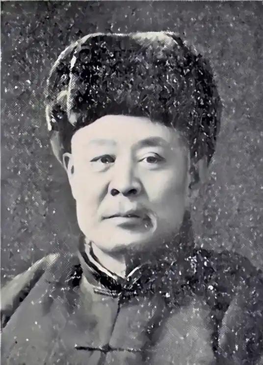 1945年日本战败后，“伪满将军”张海鹏害怕极了，为求自保，他偷偷地从长春逃了出