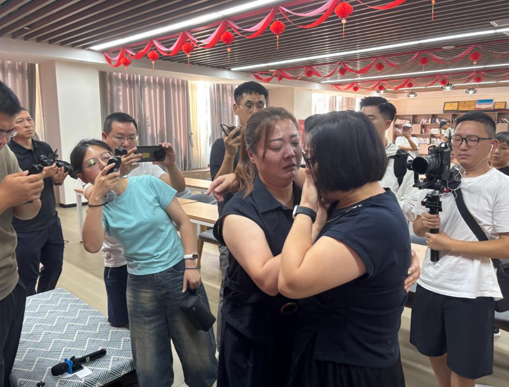 四川绵阳一对夫妻，1986年在西安打工时生下一对同卵双胞胎女儿，是普通务工家庭最