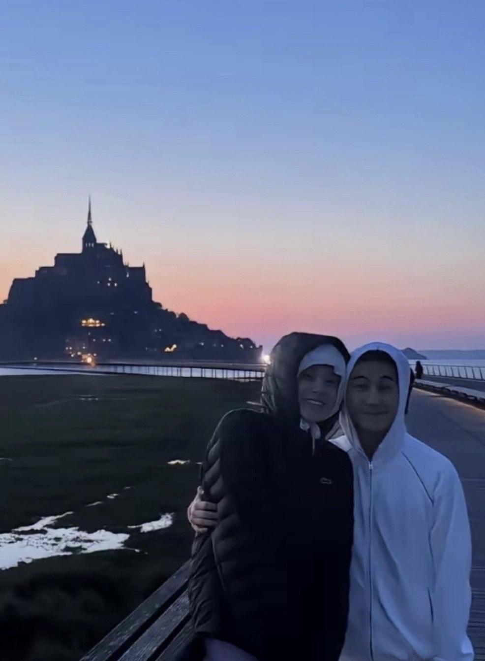 奚梦瑶何猷君晒假期旅游照，果然有钱人旅游的地方不需要人挤人