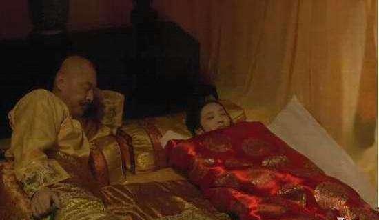 侍寝的妃子抬上龙床后最怕什么？不是皇帝，而是枕边那根油光发亮的棍子。被太监裹进