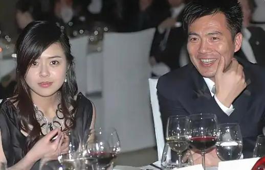 2006年，黄健翔在妻子孙颖结束乳腺癌治疗后马上提出分开，孙颖哭着质问：“我17