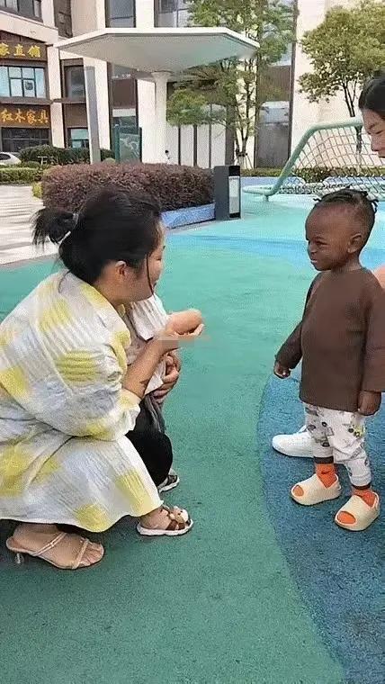 这个小孩，因在国内的幼儿园没有小朋友愿意和他玩，每到课间时间，只好由两名老师陪着