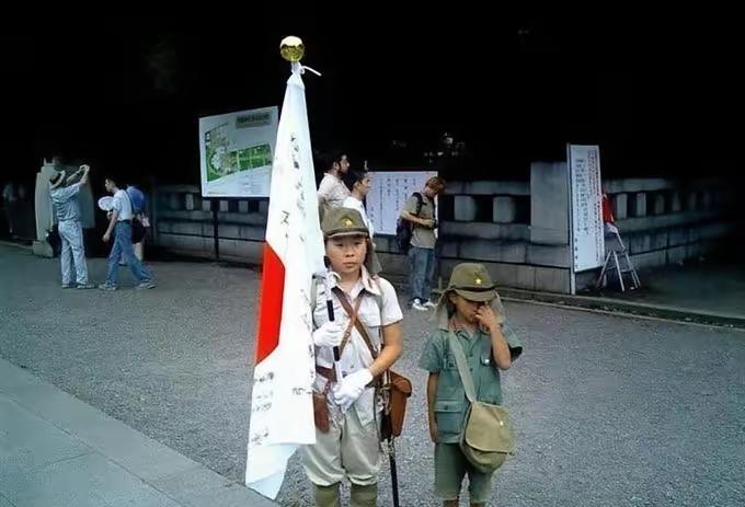 日本的孩子，就不是孩子？有人把中国孩子穿了一件印有“1945年8月15日日本
