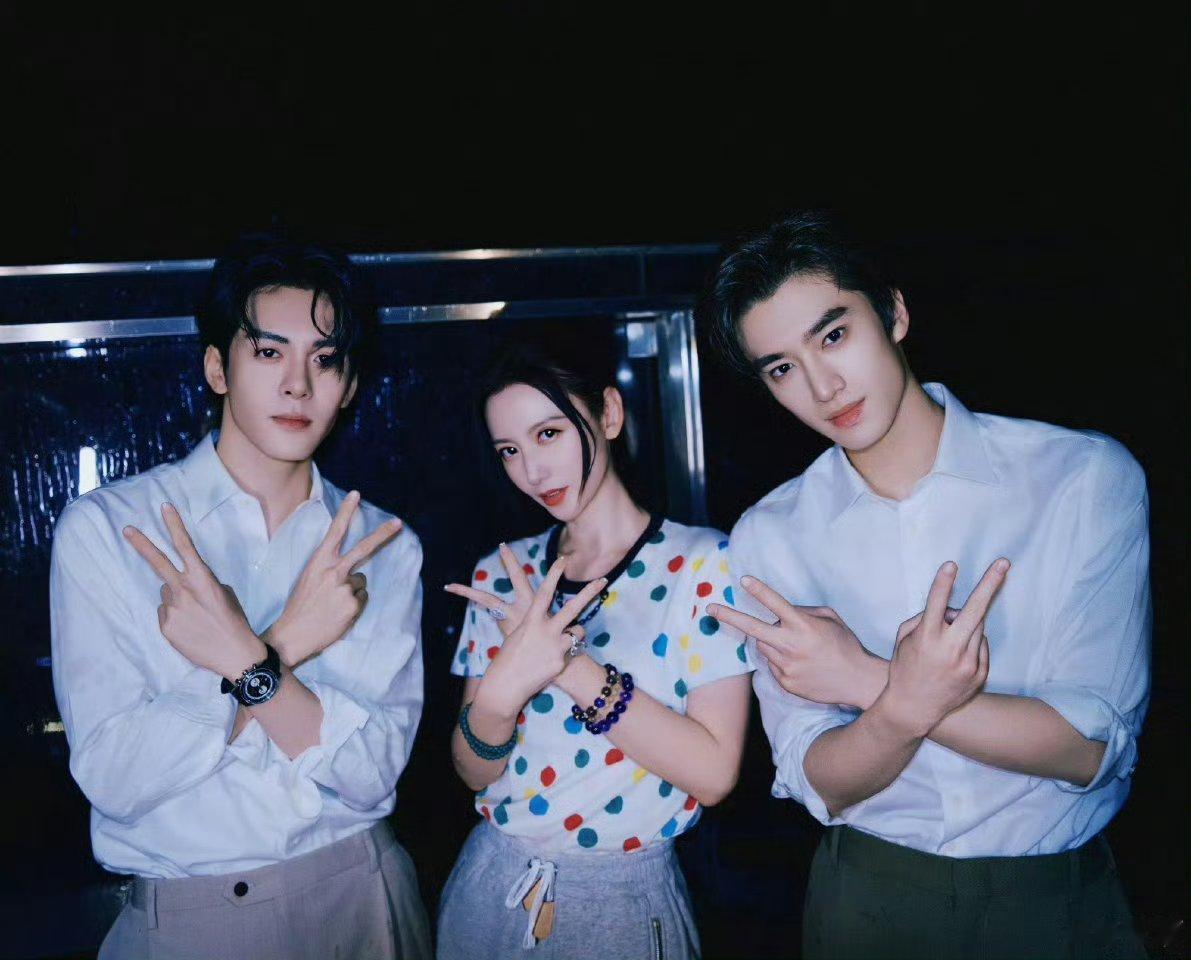 张萌半夜躺在床上都会被笑醒吧哈哈哈，让曾舜晞和张康乐做自己的男主